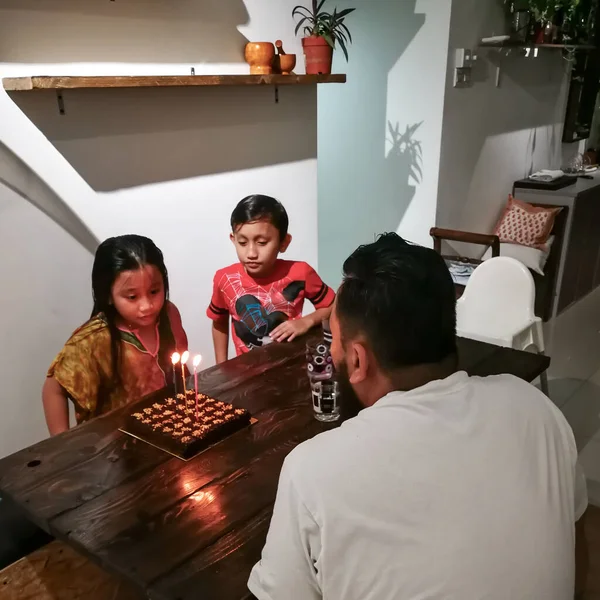Młoda Azjatka Świętuje Proste Urodziny Domu Rodziną — Zdjęcie stockowe