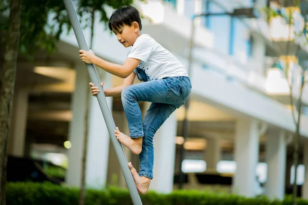 Çocuk parkındaki Asyalı çocuklar. Oyun, eğlence, mutluluk ve heyecan konsepti.