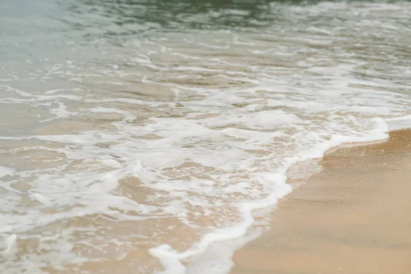 Ondas Suaves Com Espuma Oceano Fundo Praia Arenosa — Fotografia de Stock