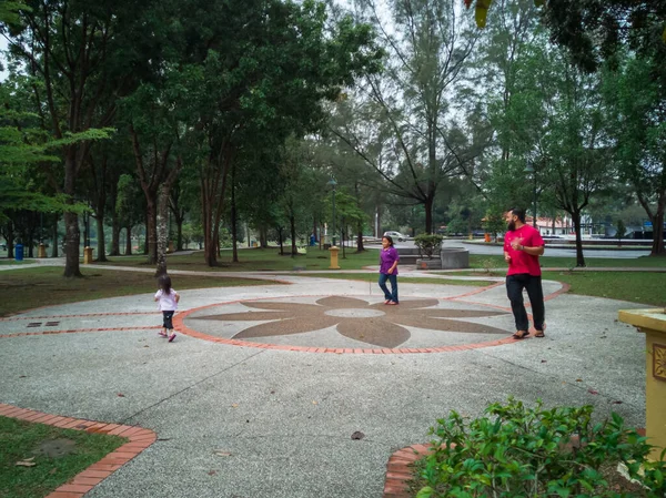 Aziatische Vader Rennen Spelen Met Zijn Kinderen Het Park — Stockfoto