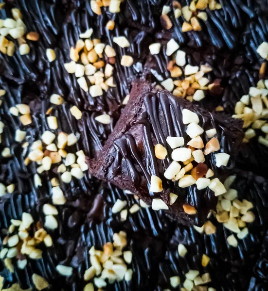 Chocoladetaart Brownie Squares Besprenkeld Met Chocolade Nutella Walnoten Close Upvisie — Stockfoto