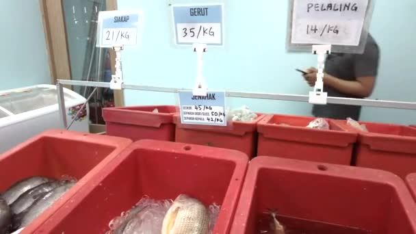 Bangi Malezja Marca 2021 Ceny Ryb Wystawie Klientami Sklepie Rybnym — Wideo stockowe