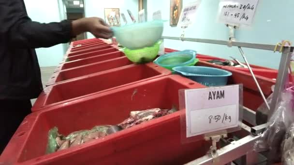 Bangi Maleisië Maart 2021 Klant Selecteren Van Zeevruchten Bij Freshmart — Stockvideo