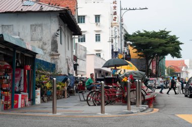 Georgetown Penang - 25 Nisan 2019: Eski Trishaw durağı servis yolcuları için yol kenarında