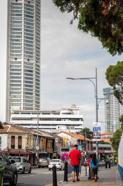 Georgetown Penang - 26 Nisan 2019: Şehirde yürüyen insanlar eski binaların güzelliklerini keşfediyorlar.