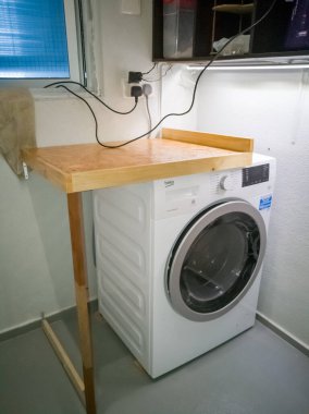 Kuala Lumpur, Malezya - 23 Temmuz 2019: Çamaşır odasına ahşap masa kurulumu. Kendin yap. Kendin yap..