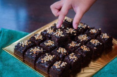 Çikolatalı kek Brownie Squares Çikolatalı Nutella ve Cevizli. Yakın görünüm, seçici odak