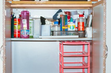 Kuala Lumpur, Malezya - Haziran 2019: Ev dolap çekmecesini sabit olarak açtı. Düzenleme ve azaltma.