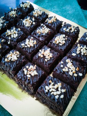 Çikolatalı kek Brownie Squares Çikolatalı Nutella ve Cevizli. Yakın görünüm, seçici odak