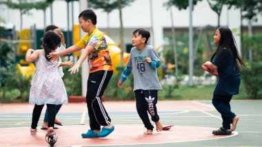 Bangi, Malezya - 10 Temmuz 2019: Çocuklar beyzbol sahasında mutlu bir şekilde oynuyorlar. Toplum çocukları birlikte oynuyorlar..