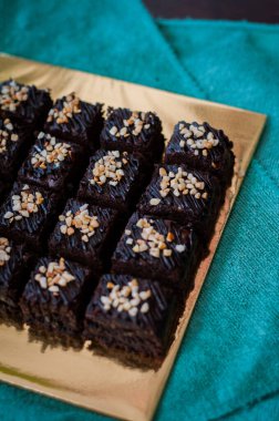 Çikolatalı kek Brownie Squares Çikolatalı Nutella ve Cevizli. Yakın görünüm, seçici odak
