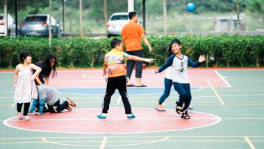 Bangi, Malezya - 10 Temmuz 2019: Çocuklar beyzbol sahasında mutlu bir şekilde oynuyorlar. Toplum çocukları birlikte oynuyorlar..