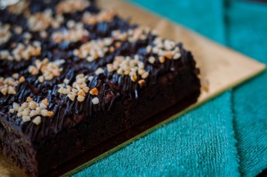 Çikolatalı kek Brownie Squares Çikolatalı Nutella ve Cevizli. Yakın görünüm, seçici odak