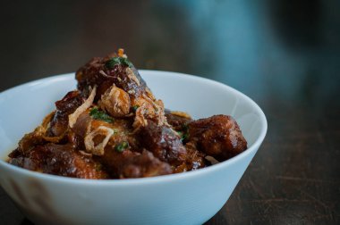 Malezya yemeği Ayam Masak Kicap Kicap ya da siyah soya soslu kızarmış tavuk beyaz kasede.