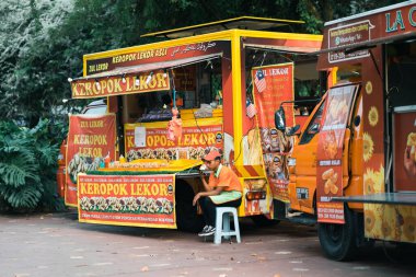 Putrajaya, Malezya - 6 Eylül 2019: Yemek kamyonu menüsü, Malezya usulü kızarmış yiyecekler.