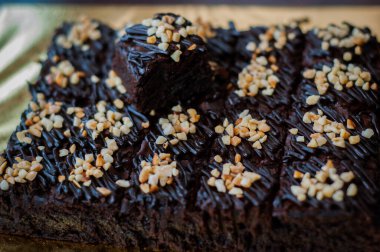 Çikolatalı kek Brownie Squares Çikolatalı Nutella ve Cevizli. Yakın görünüm, seçici odak
