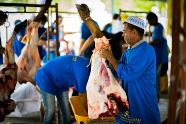 Selangor, Malezya 11 Ağustos 2019 - yeni kesilmiş etle çalışan bir grup kasap