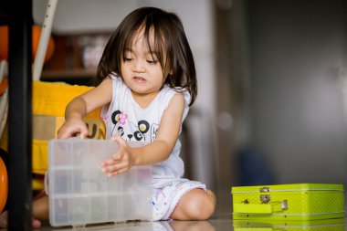 Evde oynayan Asyalı çocuk..