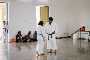 Bangi, Malezya - 4 Ağustos 2019: Okul sonrası spor faaliyetleri için karate kursuna katılan öğrenciler.