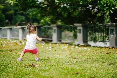 Baba ve şirin küçük Asyalı 2 - 3 yaşında küçük bir kız bebek