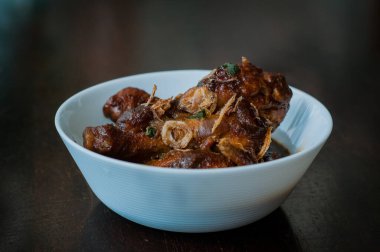 Malezya yemeği Ayam Masak Kicap Kicap ya da siyah soya soslu kızarmış tavuk beyaz kasede.