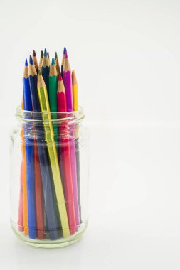 Kavanozda renkli kalem koleksiyonu..