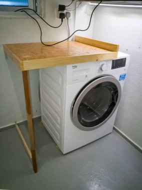 Kuala Lumpur, Malezya - 23 Temmuz 2019: Çamaşır odasına ahşap masa kurulumu. Kendin yap. Kendin yap..