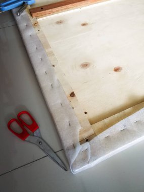 Büyük kargo ahşap sandığı bir dairedeki endüstriyel iç tasarıma uysun diye kanepeye yerleştirilmiş..