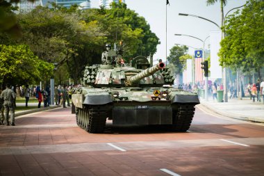 Putrajaya, Malezya - 31 Ağustos 2019: Dataran Putrajaya 'da düzenlenen 62. Bağımsızlık Günü geçit töreninde ağır silah araçları ve tanklarıyla Malezya Ordusu.