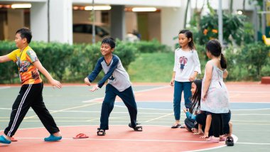 Bangi, Malezya - 10 Temmuz 2019: Çocuklar beyzbol sahasında mutlu bir şekilde oynuyorlar. Toplum çocukları birlikte oynuyorlar..