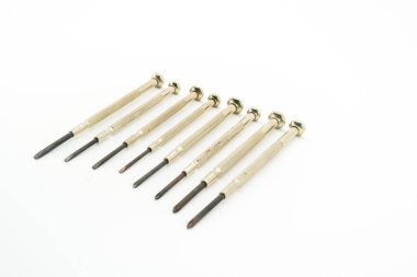 Beyaz arkaplanda izole edilmiş hassas tornavida.