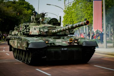 Putrajaya, Malezya - 31 Ağustos 2019: Dataran Putrajaya 'da düzenlenen 62. Bağımsızlık Günü geçit töreninde ağır silah araçları ve tanklarıyla Malezya Ordusu.