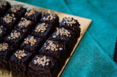 Çikolatalı kek Brownie Squares Çikolatalı Nutella ve Cevizli. Yakın görünüm, seçici odak