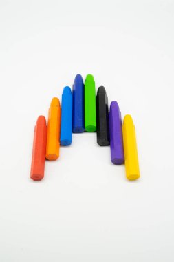 Okul gereçleri, beyaz arkaplanda renkli pastel boya kağıtları - başlık için alan