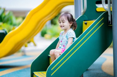 Bebeklerin oynadığı renkli açık hava oyun alanı.