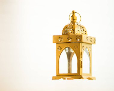 Beyaz arka planda izole edilmiş güzel altın hilal feneri.