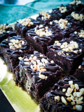 Çikolatalı kek Brownie Squares Çikolatalı Nutella ve Cevizli. Yakın görünüm, seçici odak