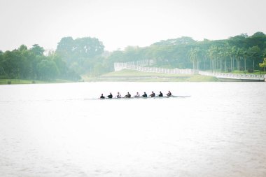 Putrajaya, Malezya - 6 Eylül 2019: Taman Botani yakınlarındaki gölde ejderha tekne yarışçısı çalışması.