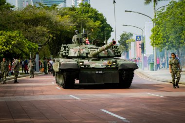 Putrajaya, Malezya - 31 Ağustos 2019: Dataran Putrajaya 'da düzenlenen 62. Bağımsızlık Günü geçit töreninde ağır silah araçları ve tanklarıyla Malezya Ordusu.