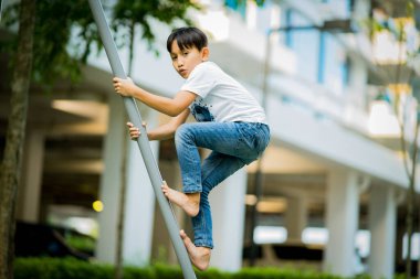 Çocuk parkındaki Asyalı çocuklar. Oyun, eğlence, mutluluk ve heyecan konsepti.