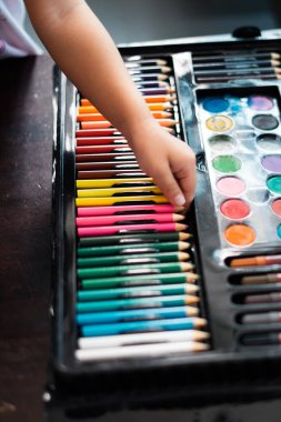 Masa başı görünümünde malzemeler, okul yaratıcı işleri için yaratıcı araçlar, boyama kağıtları, boya fırçaları kalem boyaları, resim malzemeleriyle arka plan,