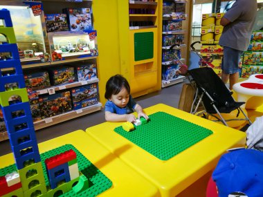 Putrajaya, Malezya - 19 Nisan 2019: IOI AVM 'deki Lego Mağazasındaki Çocuklar.