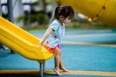 Bebeklerin oynadığı renkli açık hava oyun alanı.