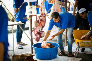 Selangor, Malezya 11 Ağustos 2019 - yeni kesilmiş etle çalışan bir grup kasap