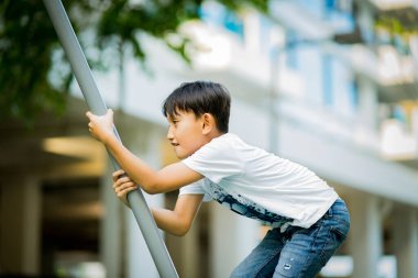 Çocuk parkındaki Asyalı çocuklar. Oyun, eğlence, mutluluk ve heyecan konsepti.
