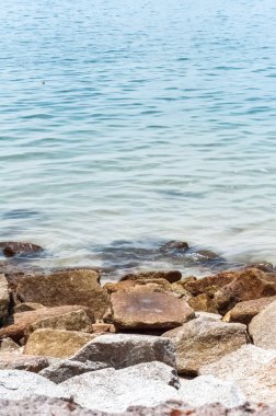 Kayalık sahil ve su.