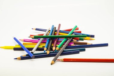 Beyaz arka planda izole edilmiş renkli kalemler. Kapatın..