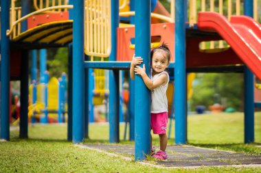 Baba ve şirin küçük Asyalı 2 - 3 yaşında küçük bir kız bebek