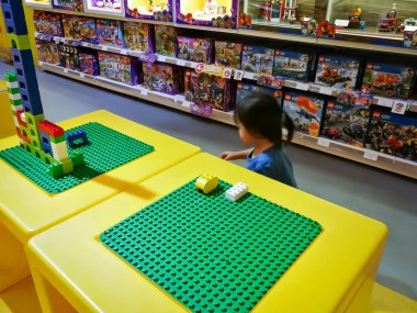 Putrajaya, Malezya - 19 Nisan 2019: IOI AVM 'deki Lego Mağazasındaki Çocuklar.