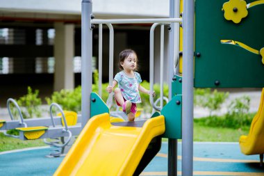 Bebeklerin oynadığı renkli açık hava oyun alanı.